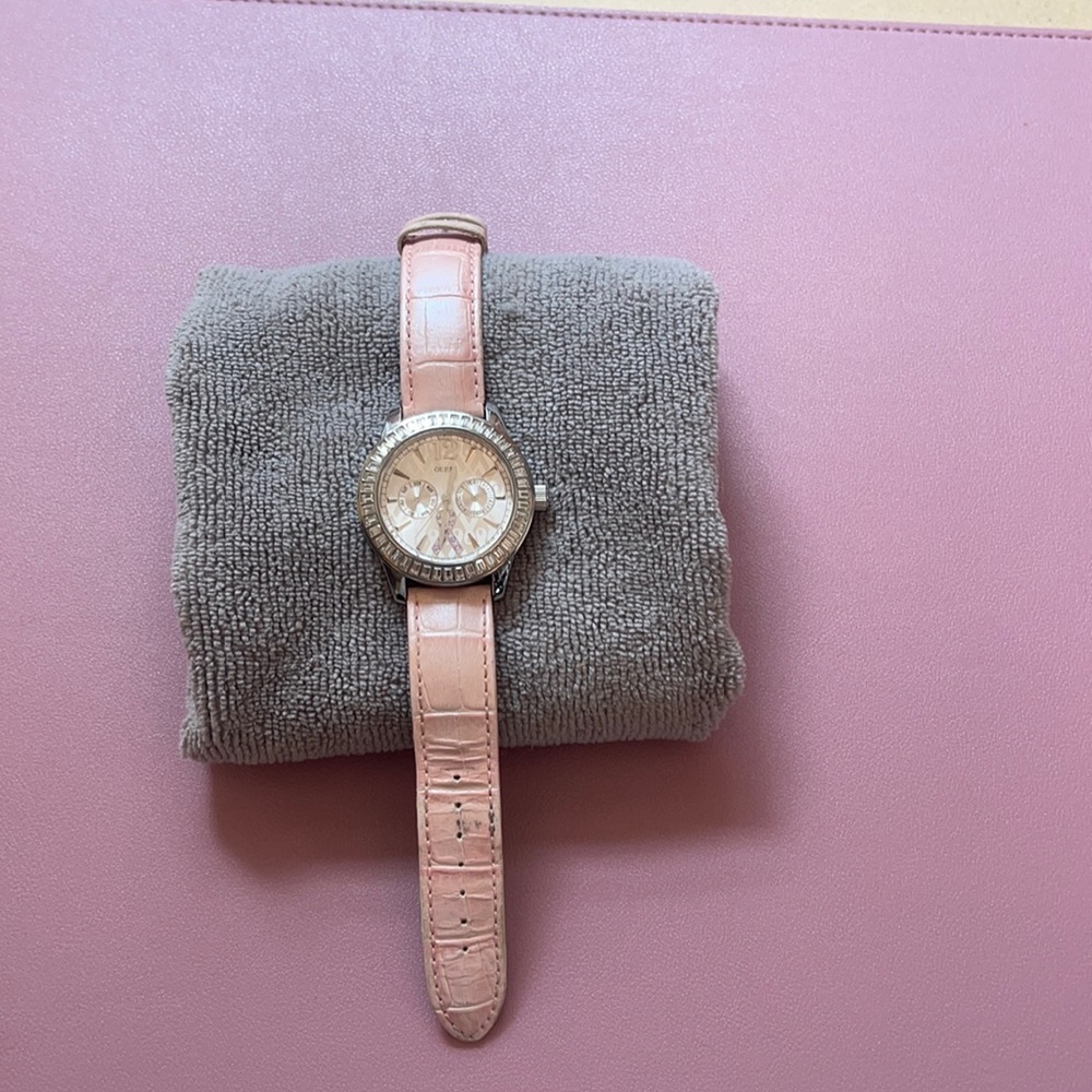 Beautiful Guess watch with Swarovski accents! 💕💕